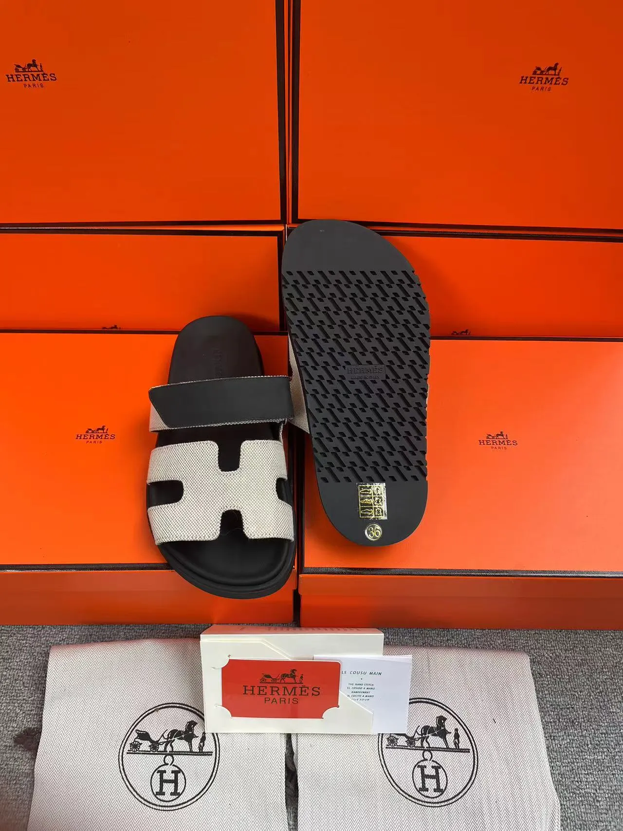 👟👟Ex-factory price 480👟👟, H HERMES is the same style for men and women, the couple's second uncle shoes that have become very popular recently - sandals, paired with various colorful socks, very trendy ✅Upper: imported mixed sheepskin and deerskin ✅Inner: imported mixed sheepskin ✅Outsole: Tpu non-slip and wear-resistant outsole ✅Size: women's 35-42. Male 38-46
